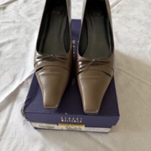 Stuart Weitzman 9.5 AA Leather taupe 3 inch heel shoe